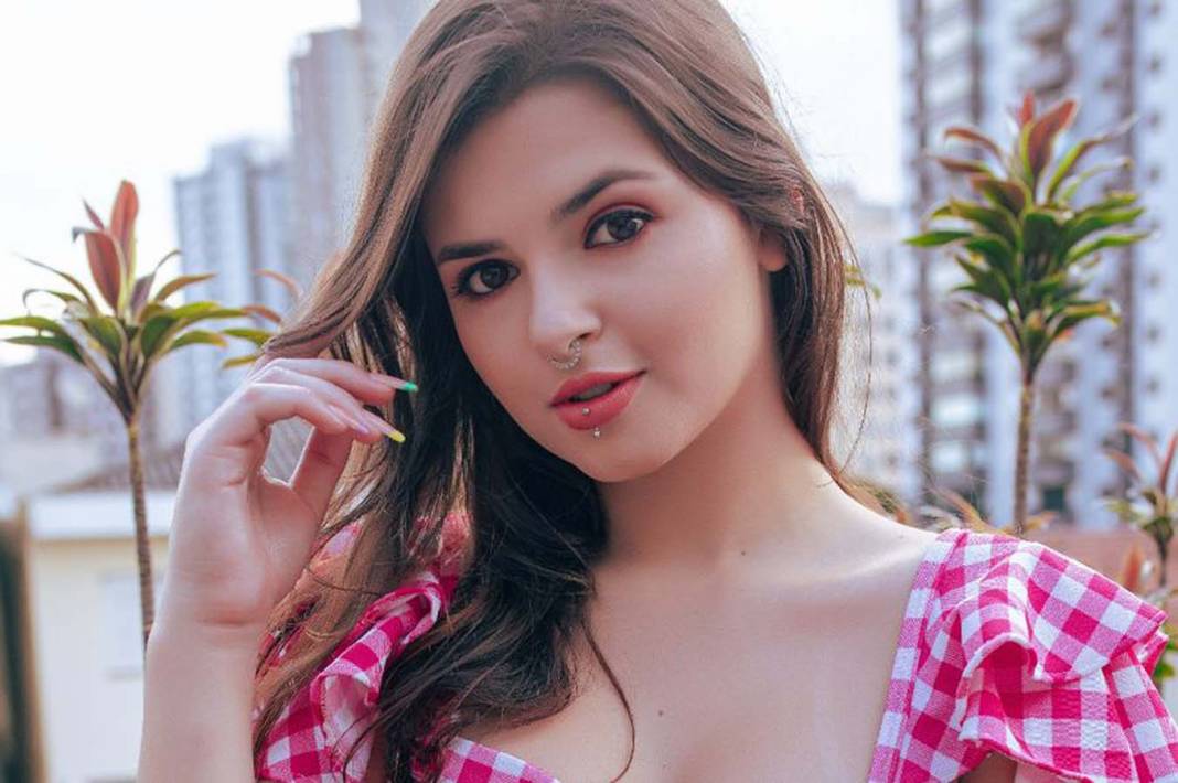 OnlyFans modelinin ayak fetişi anısı gündem oldu! "Gönderdiğim ayakkabılar yeterince ayak kokmuyor diye..." 3