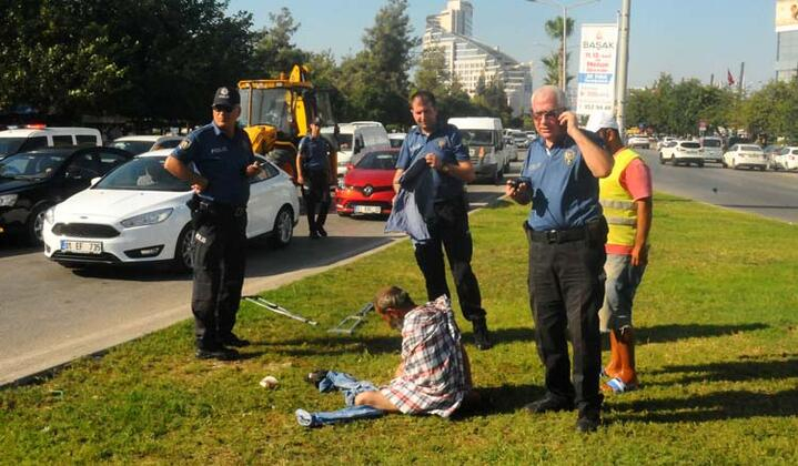 İlginç olay! Polislerin karşısında küfrederek soyundu 2