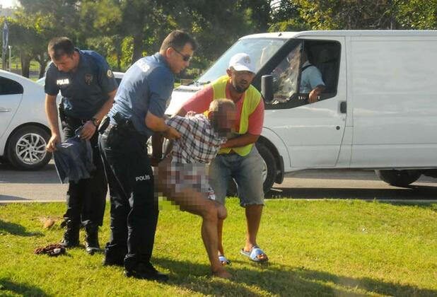 İlginç olay! Polislerin karşısında küfrederek soyundu 6