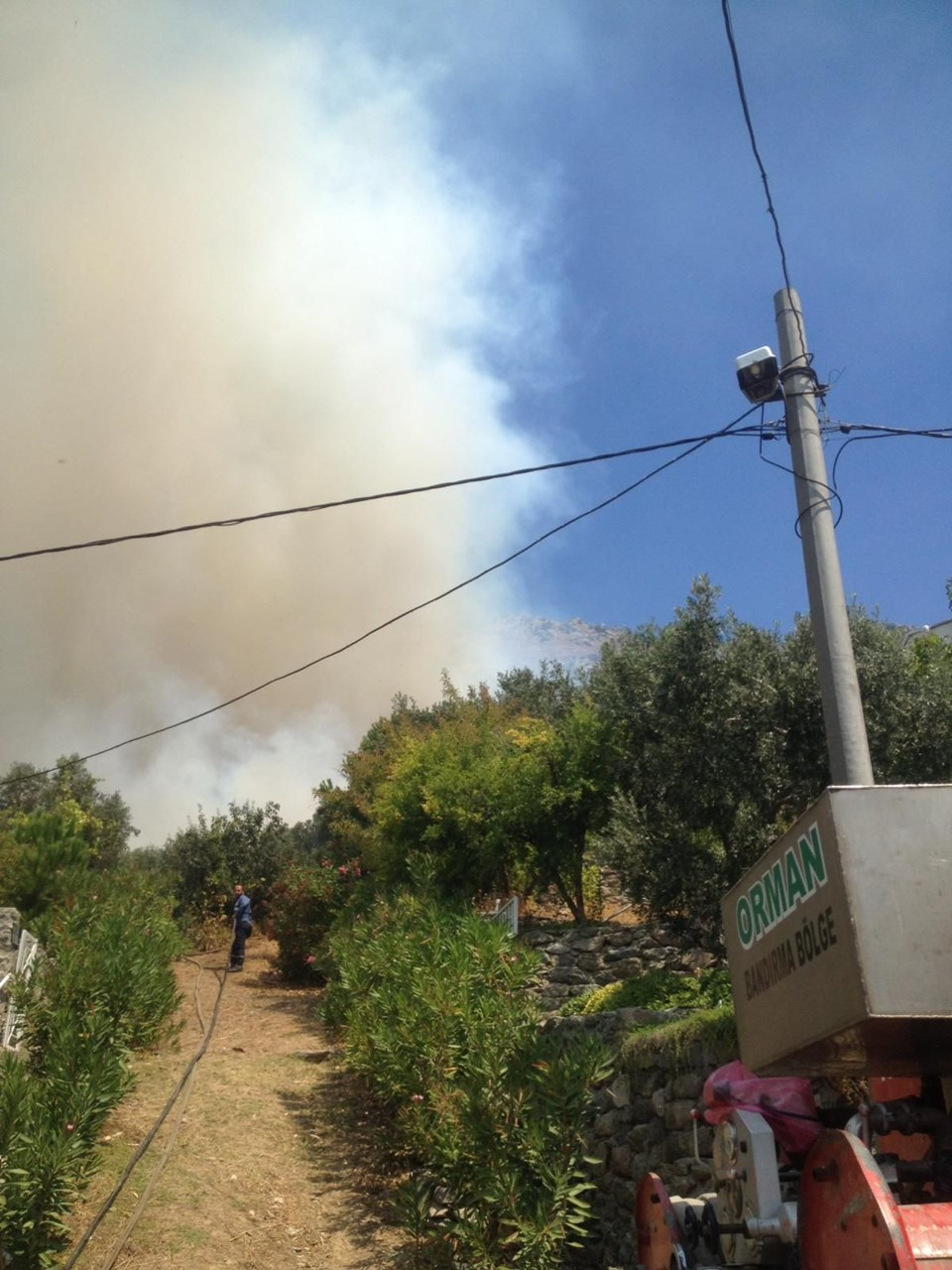 Marmara Adası'ndaki yangın yerleşim yerlerine kadar geldi 4