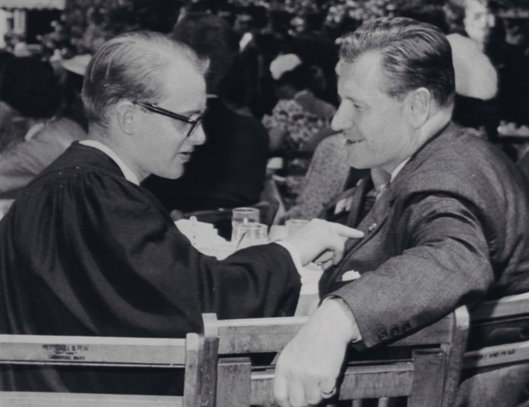 İnsan avlayan bir kabileyi ziyaret ettikten sonra sırra kadem basan Michael Rockefeller'ın hayatına bir bakış... 9