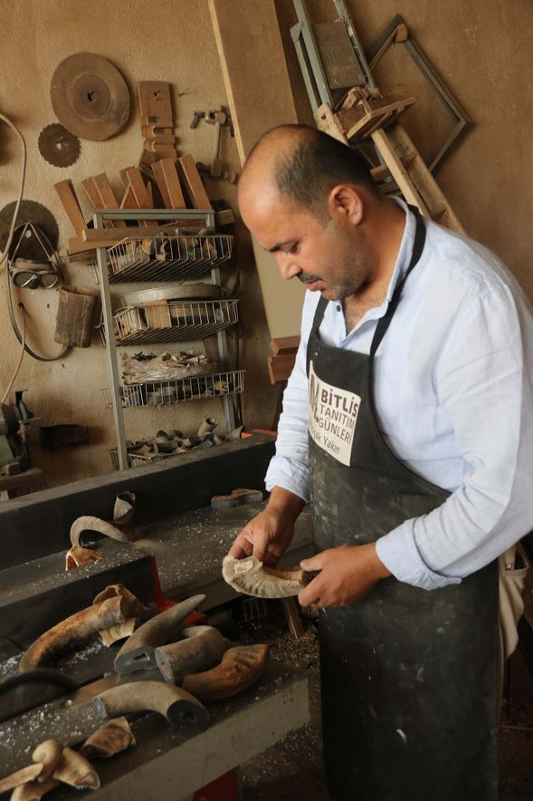 Hayvan boynuzundan yapılan taraklara ilgi büyük 4
