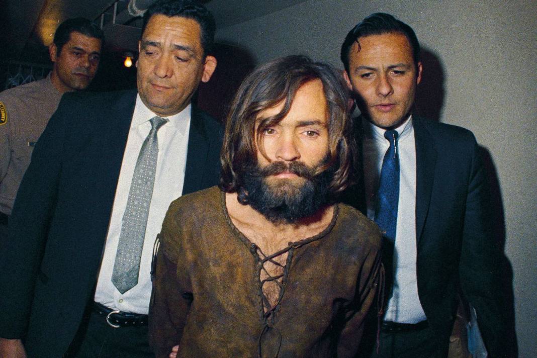 Onlarca mürit toplayıp hepsine seri cinayetler işleten ve ardından idam cezasına çarptırılan psikopat katil Charles Manson... 1