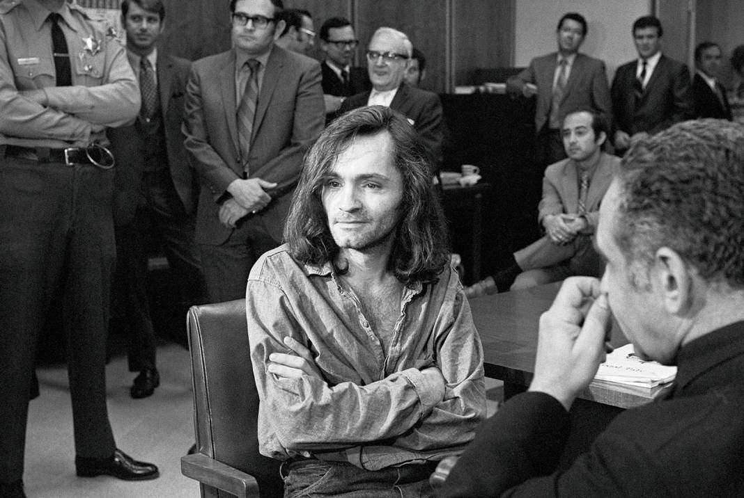 Onlarca mürit toplayıp hepsine seri cinayetler işleten ve ardından idam cezasına çarptırılan psikopat katil Charles Manson... 12