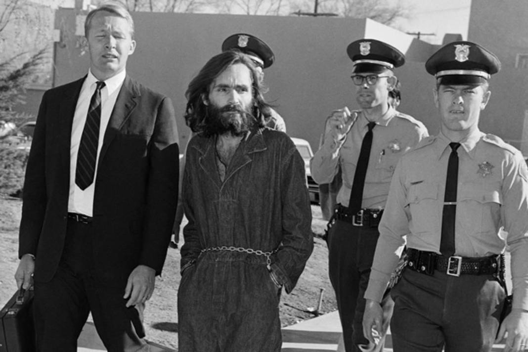 Onlarca mürit toplayıp hepsine seri cinayetler işleten ve ardından idam cezasına çarptırılan psikopat katil Charles Manson... 4