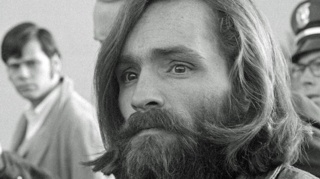 Onlarca mürit toplayıp hepsine seri cinayetler işleten ve ardından idam cezasına çarptırılan psikopat katil Charles Manson... 5