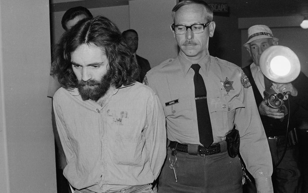 Onlarca mürit toplayıp hepsine seri cinayetler işleten ve ardından idam cezasına çarptırılan psikopat katil Charles Manson... 6