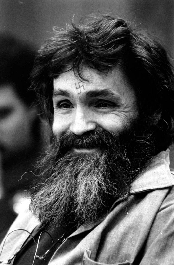 Onlarca mürit toplayıp hepsine seri cinayetler işleten ve ardından idam cezasına çarptırılan psikopat katil Charles Manson... 8