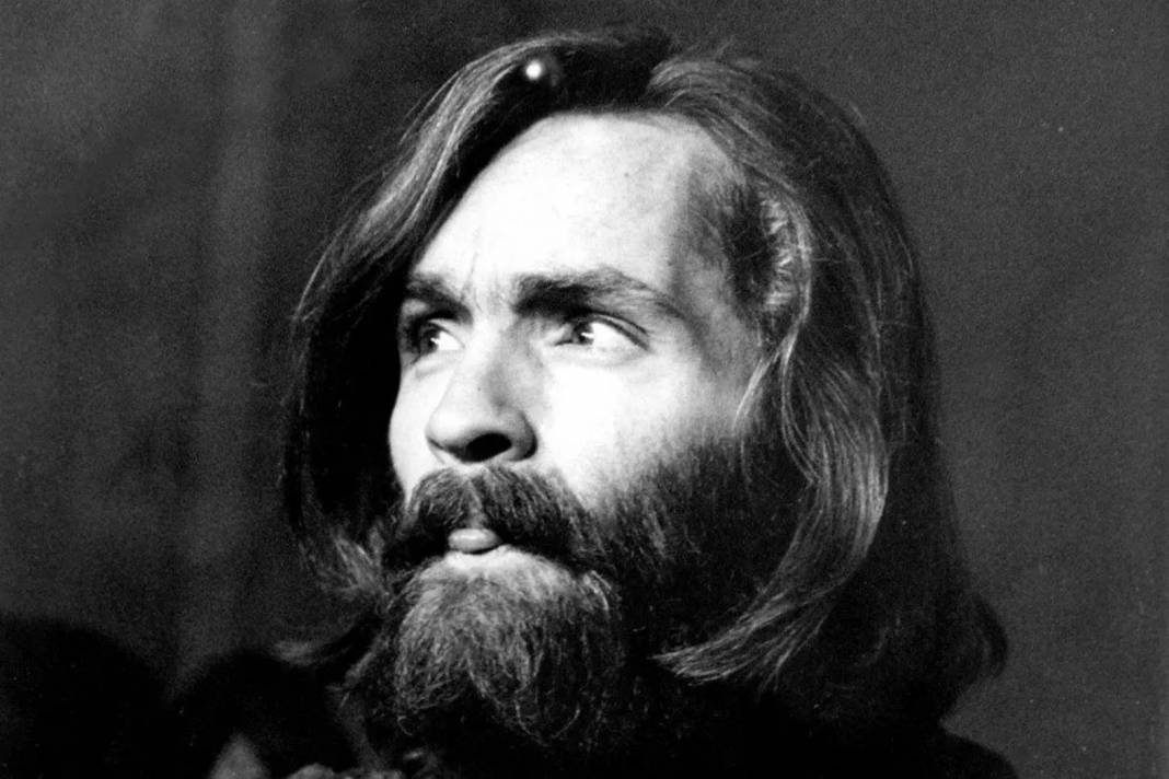 Onlarca mürit toplayıp hepsine seri cinayetler işleten ve ardından idam cezasına çarptırılan psikopat katil Charles Manson... 9