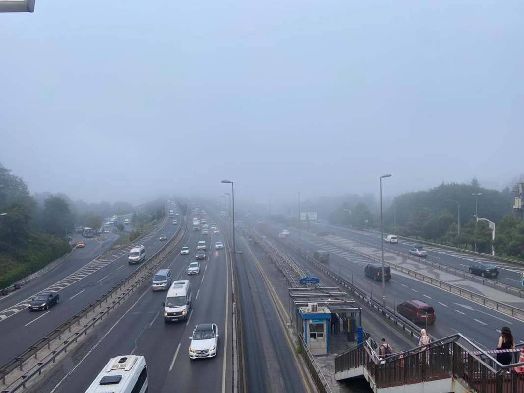 İstanbul sise teslim! Haliç Köprüsü gözden kayboldu! Trafik olumsuz etkilendi! 3