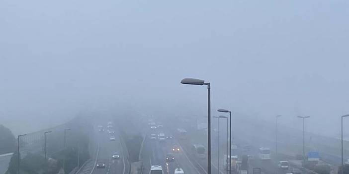 İstanbul sise teslim! Haliç Köprüsü gözden kayboldu! Trafik olumsuz etkilendi!