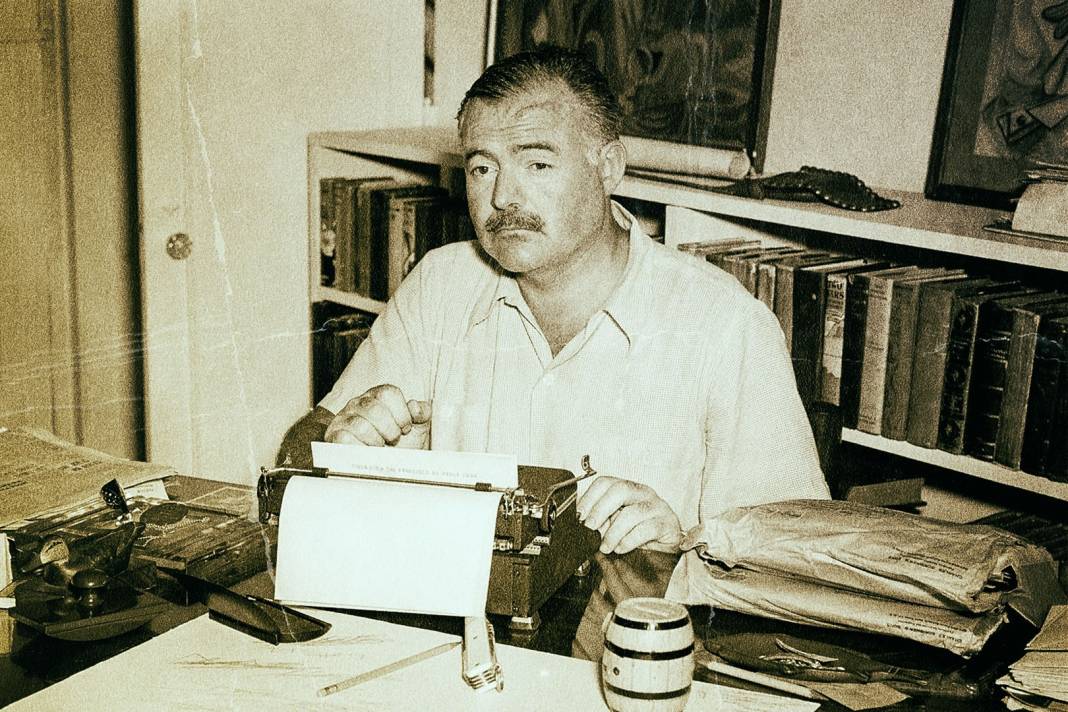 İlginç yaşamıyla ve eserleriyle 7'den 70'e herkesi etkileyen Ernest Hemingway'in eserlerinden harika alıntılar... 10