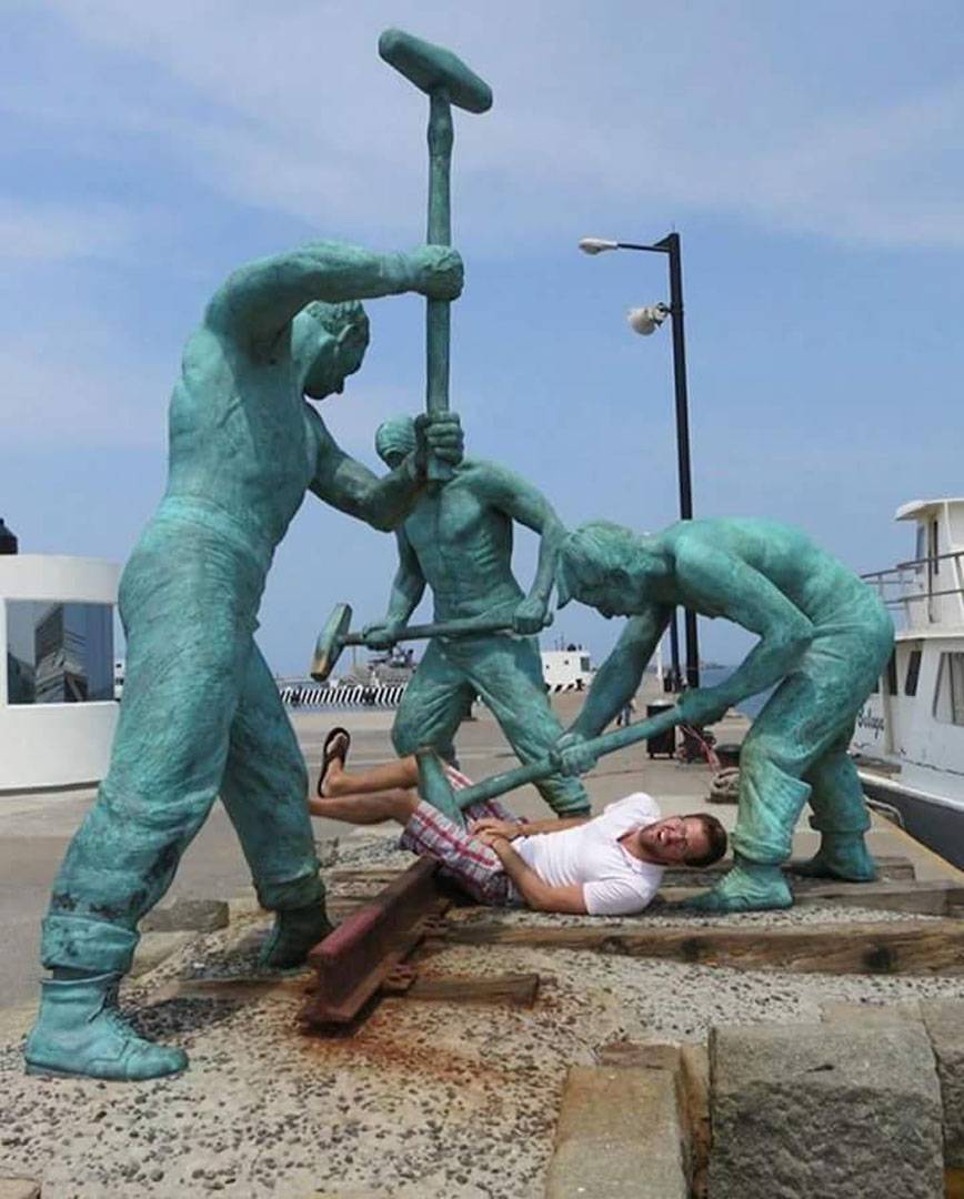 Birbirinden yaratıcı pozlar vererek heykellerle fotoğraf çektiren insanları görünce gülmekten karnınız ağrıyacak... 4