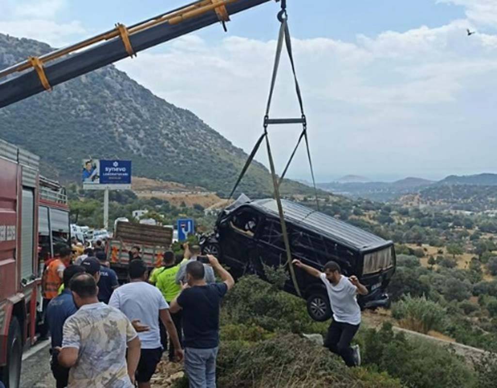 İbrahim Tatlıses kaza yerine ilk koşan oğlu Ahmet Tatlıses'i artistlik yapmakla suçladı! Yine yaranamadı! "Numarasını yaptı" 2