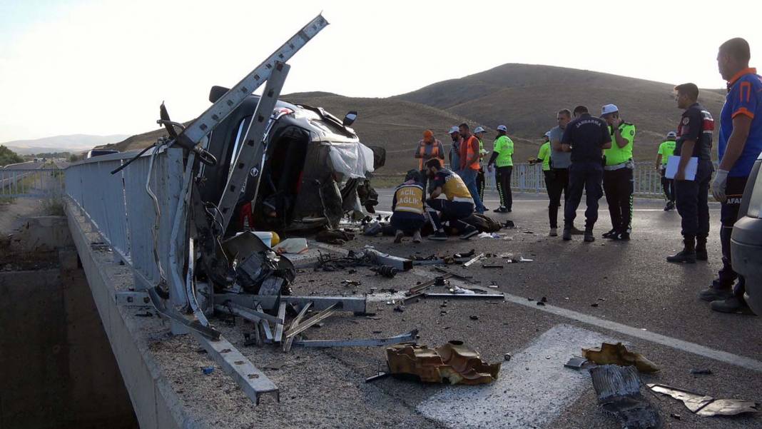 Yozgat Yerköy'de feci kaza! Bariyerlere çarpan otomobil paramparça oldu: 3 kişi öldü, 1 kişi yaralandı 1