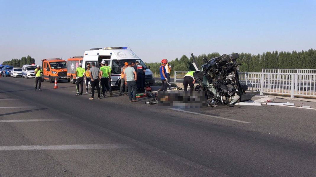 Yozgat Yerköy'de feci kaza! Bariyerlere çarpan otomobil paramparça oldu: 3 kişi öldü, 1 kişi yaralandı 3