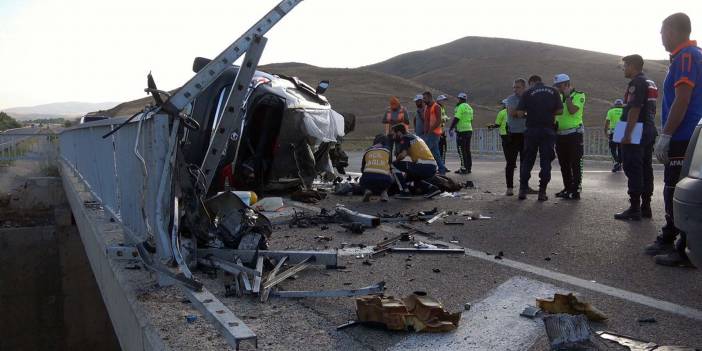 Yozgat Yerköy'de feci kaza! Bariyerlere çarpan otomobil paramparça oldu: 3 kişi öldü, 1 kişi yaralandı