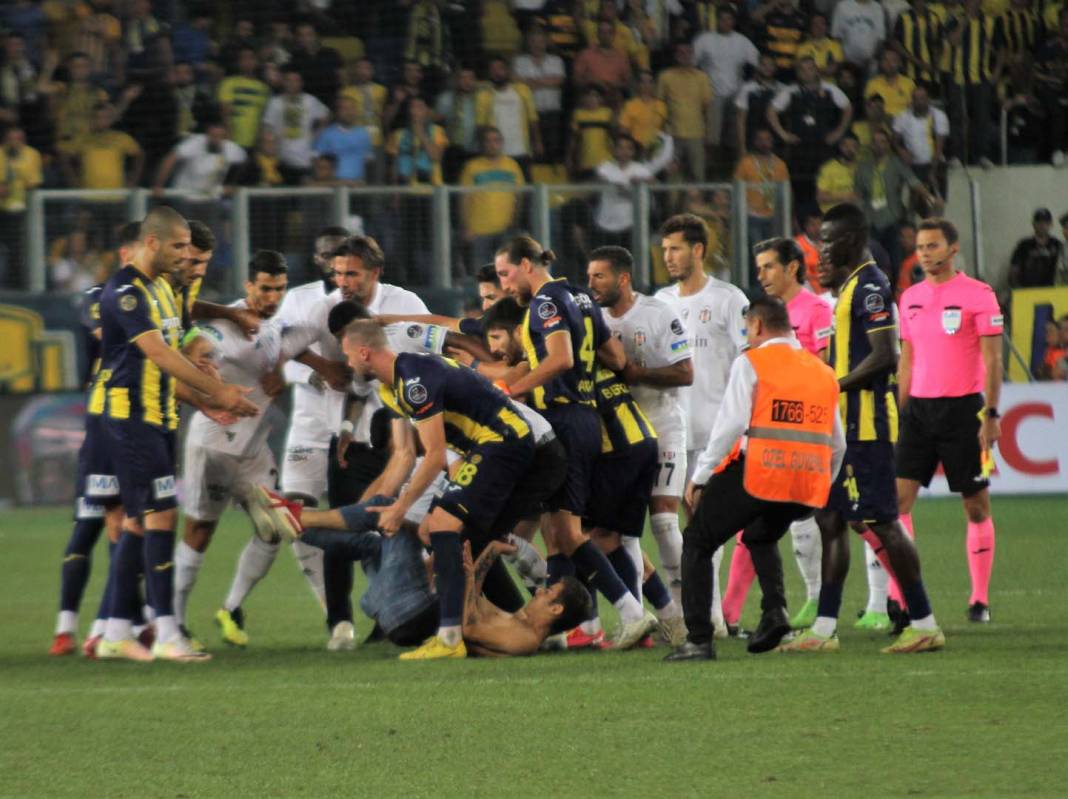 MKE Ankaragücü - Beşiktaş maçı bitti, ortalık karıştı! Sahaya giren taraftarlar futbolculara tekme attı 1