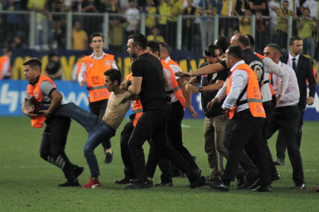 MKE Ankaragücü - Beşiktaş maçı bitti, ortalık karıştı! Sahaya giren taraftarlar futbolculara tekme attı 3