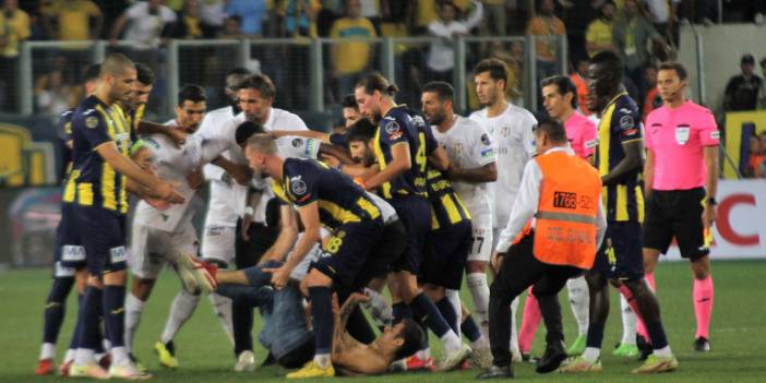 MKE Ankaragücü - Beşiktaş maçı bitti, ortalık karıştı! Sahaya giren taraftarlar futbolculara tekme attı