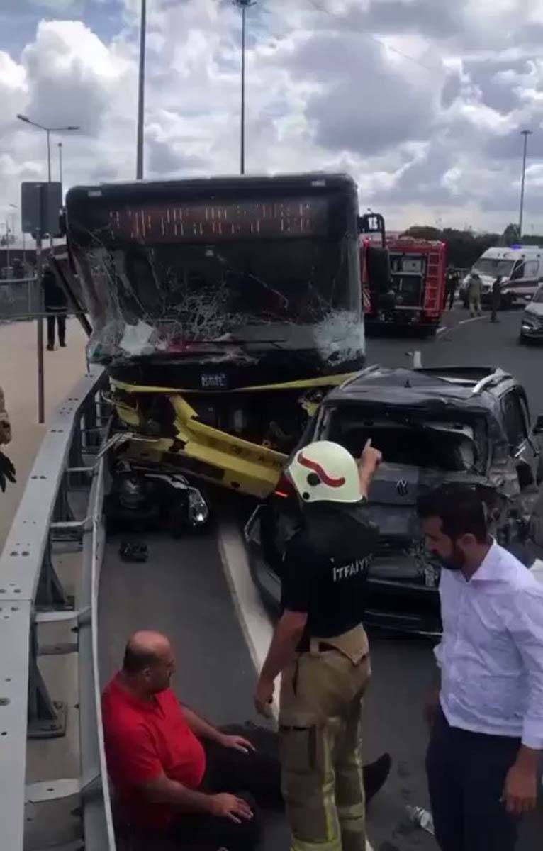 İstanbul Fatih'te zincirleme kaza! Freni patlayan İETT otobüsü dehşet saçtı: 14 yaralı 10