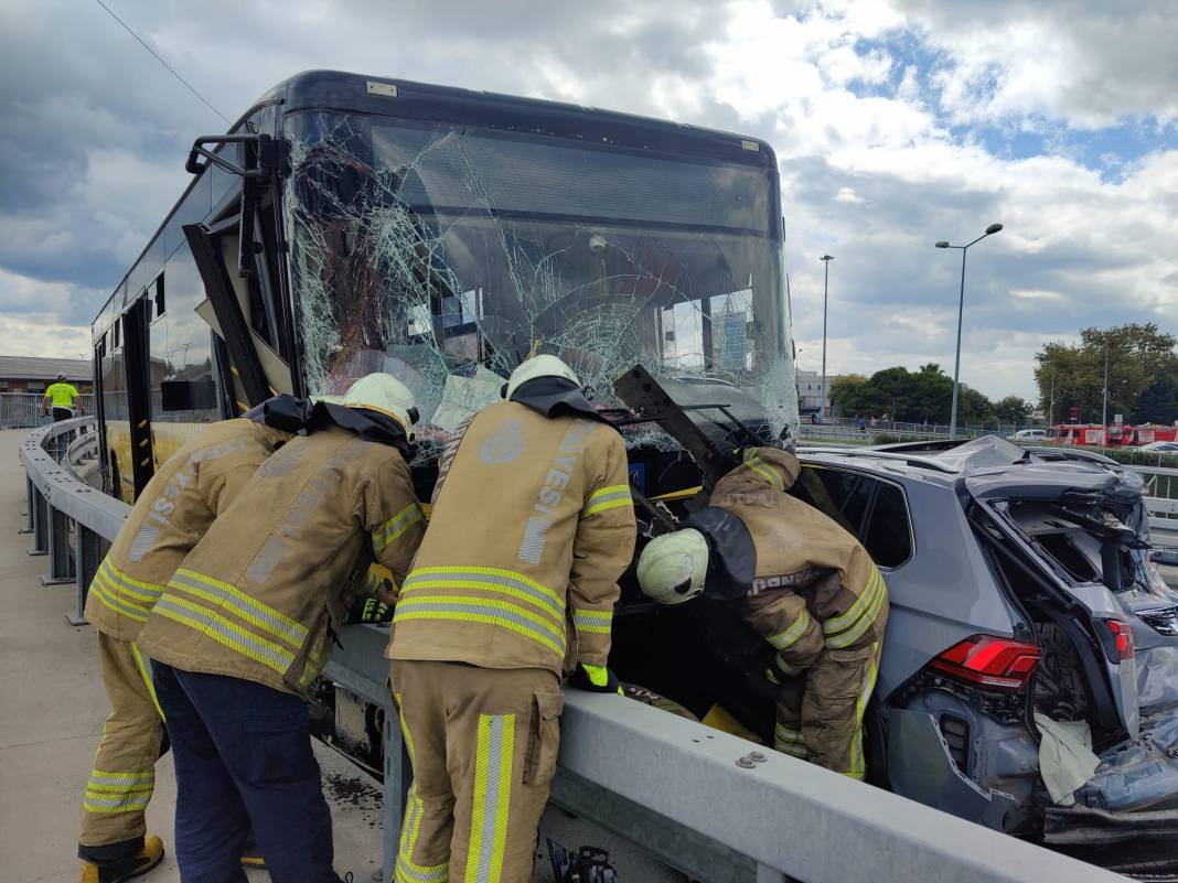 İstanbul Fatih'te zincirleme kaza! Freni patlayan İETT otobüsü dehşet saçtı: 14 yaralı 4