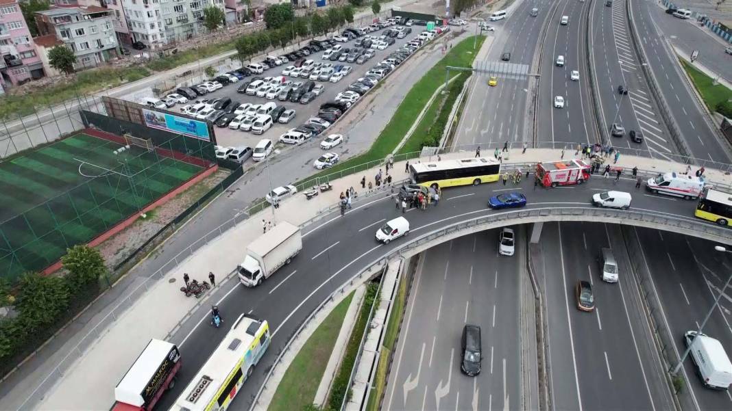 İstanbul Fatih'te zincirleme kaza! Freni patlayan İETT otobüsü dehşet saçtı: 14 yaralı 9