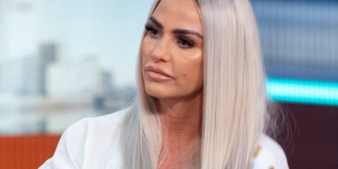 Ünlü şarkıcı Katie Price, Marmariste üstsüz güneşlendi