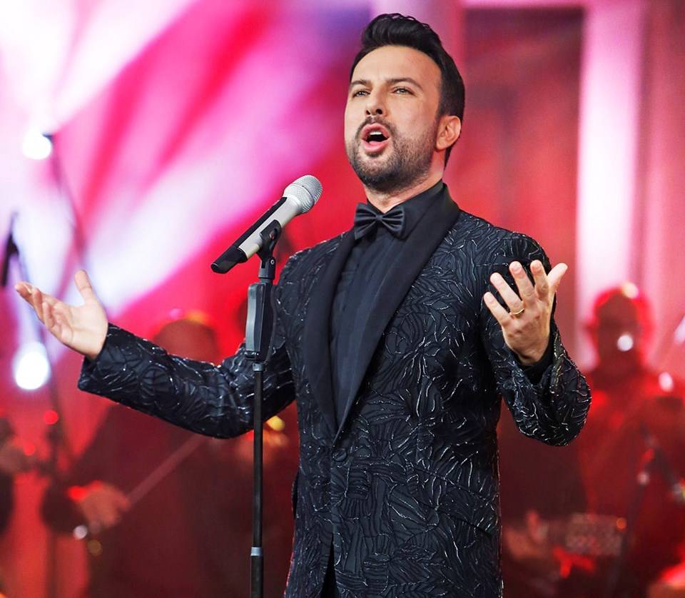 Megastar Tarkan yaş aldıkça demleniyor! İzmir konserine "Kuzu kuzu" dansı damga vurdu! 1