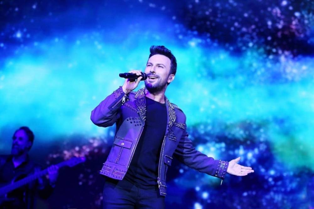 Megastar Tarkan yaş aldıkça demleniyor! İzmir konserine "Kuzu kuzu" dansı damga vurdu! 4