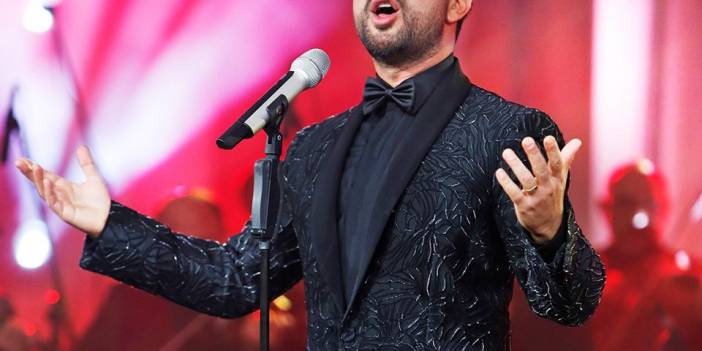 Megastar Tarkan yaş aldıkça demleniyor! İzmir konserine "Kuzu kuzu" dansı damga vurdu!