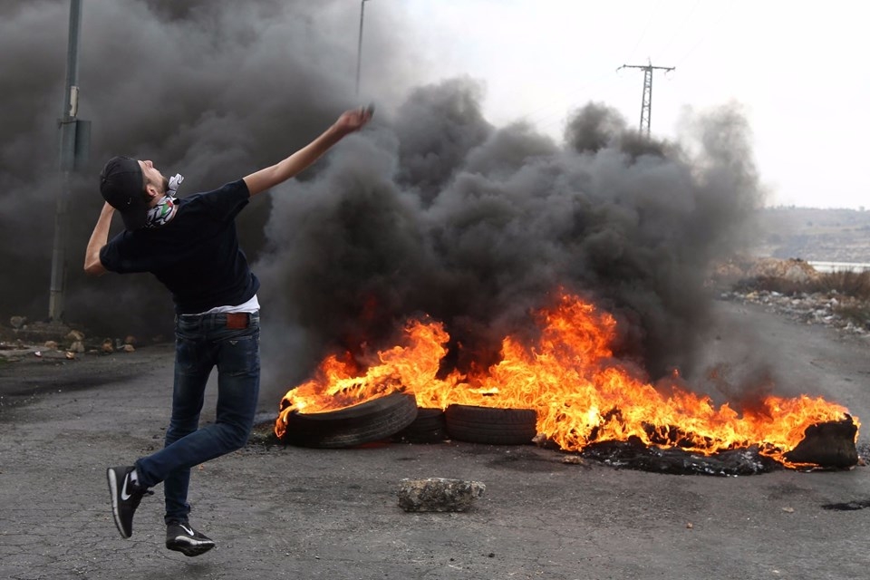 Şok fotoğraflar:Yüzünde maske elinde filistin bayrağı ve silah 11