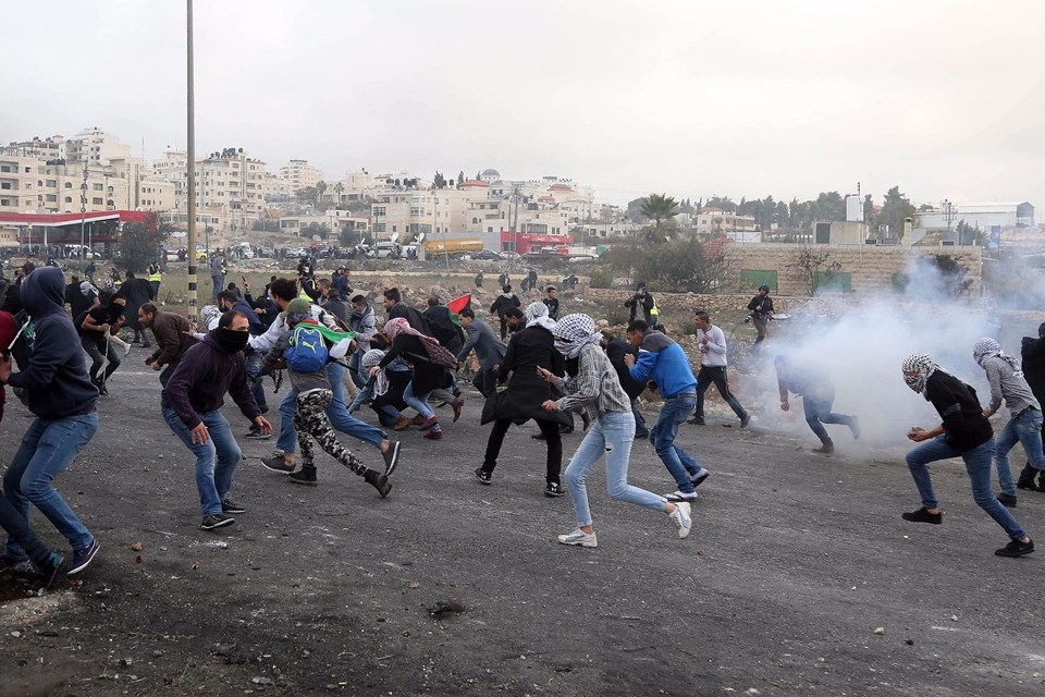 Şok fotoğraflar:Yüzünde maske elinde filistin bayrağı ve silah 14