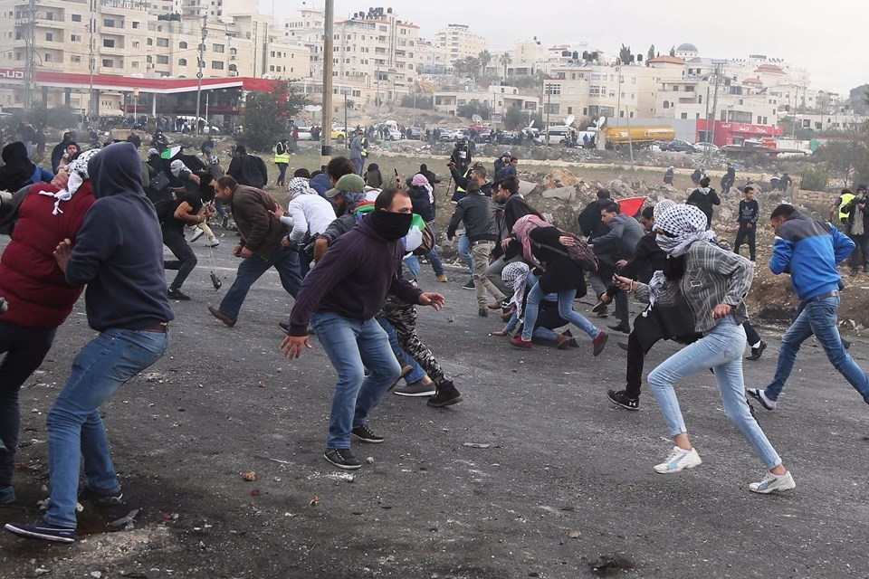 Şok fotoğraflar:Yüzünde maske elinde filistin bayrağı ve silah 15