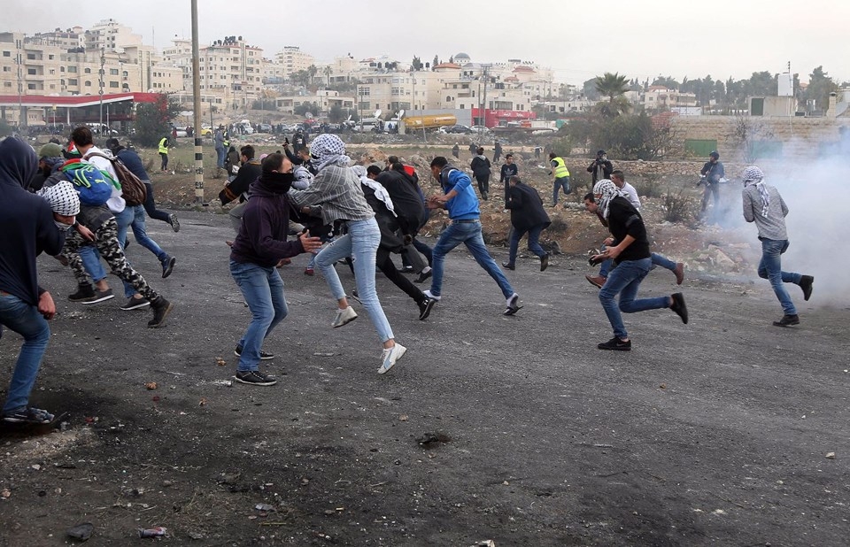 Şok fotoğraflar:Yüzünde maske elinde filistin bayrağı ve silah 17