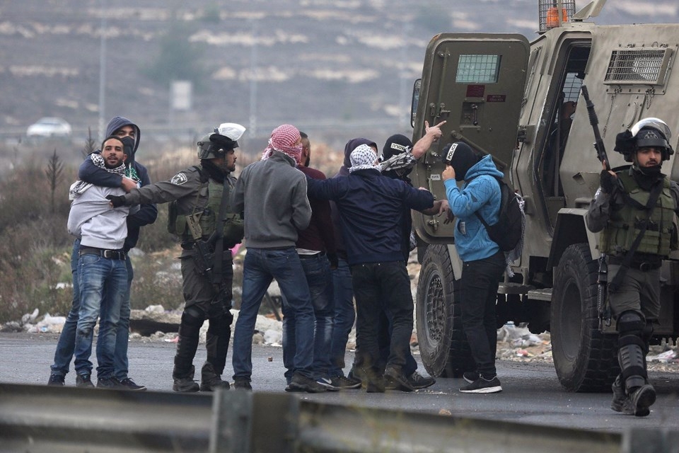 Şok fotoğraflar:Yüzünde maske elinde filistin bayrağı ve silah 23