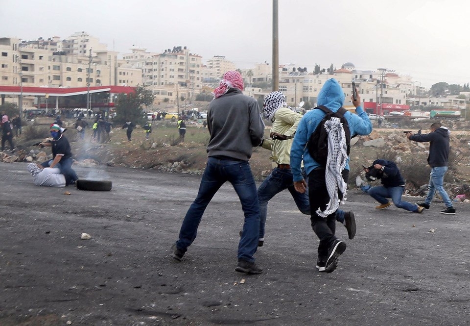 Şok fotoğraflar:Yüzünde maske elinde filistin bayrağı ve silah 27