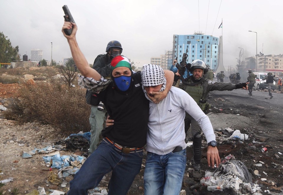 Şok fotoğraflar:Yüzünde maske elinde filistin bayrağı ve silah 3