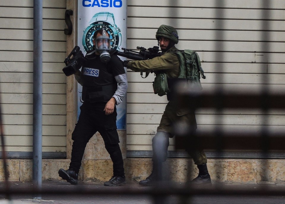 Şok fotoğraflar:Yüzünde maske elinde filistin bayrağı ve silah 32