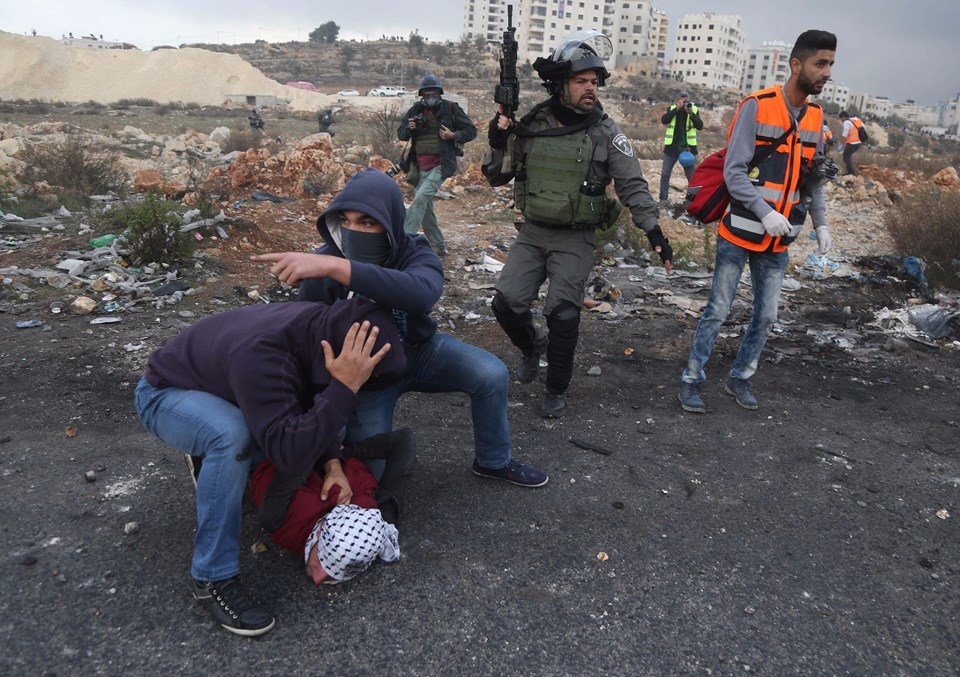 Şok fotoğraflar:Yüzünde maske elinde filistin bayrağı ve silah 34