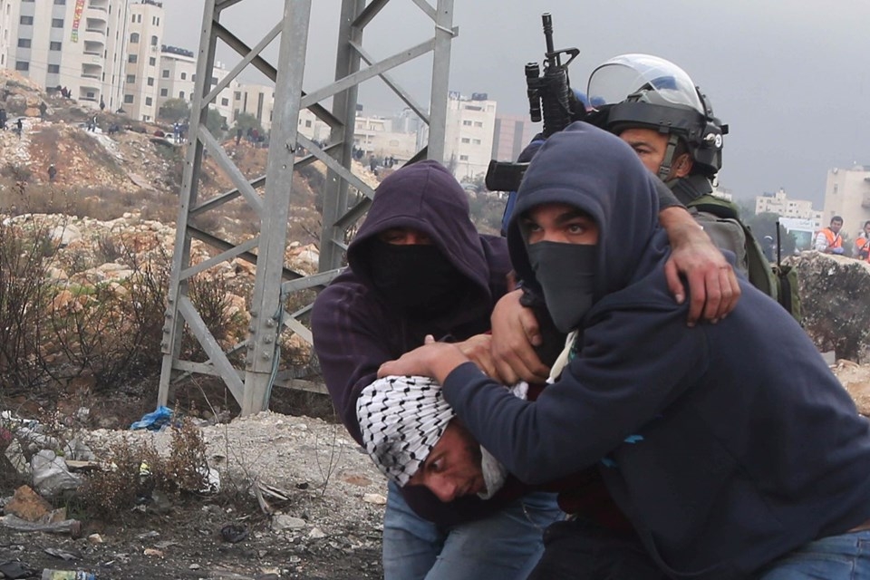 Şok fotoğraflar:Yüzünde maske elinde filistin bayrağı ve silah 36