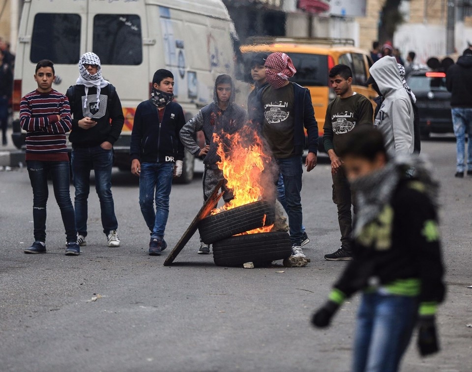 Şok fotoğraflar:Yüzünde maske elinde filistin bayrağı ve silah 41