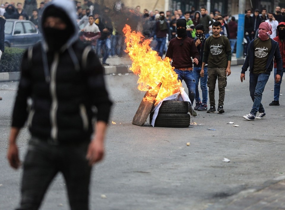 Şok fotoğraflar:Yüzünde maske elinde filistin bayrağı ve silah 45