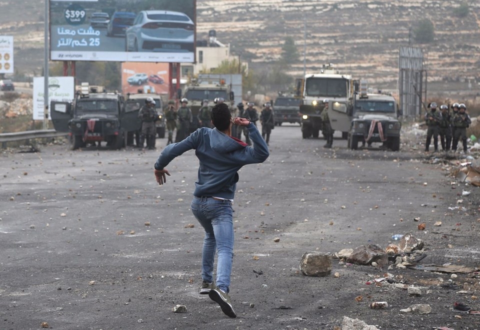 Şok fotoğraflar:Yüzünde maske elinde filistin bayrağı ve silah 5