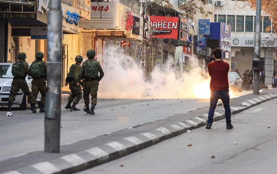 Şok fotoğraflar:Yüzünde maske elinde filistin bayrağı ve silah 51