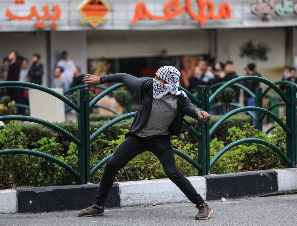 Şok fotoğraflar:Yüzünde maske elinde filistin bayrağı ve silah 54