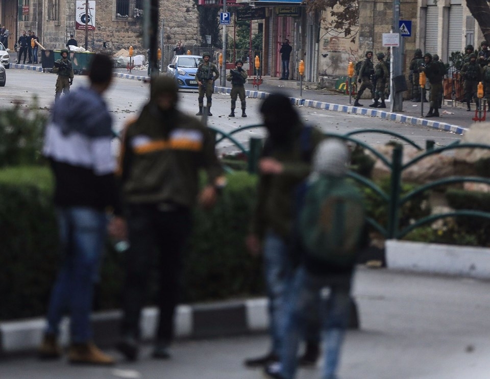 Şok fotoğraflar:Yüzünde maske elinde filistin bayrağı ve silah 55