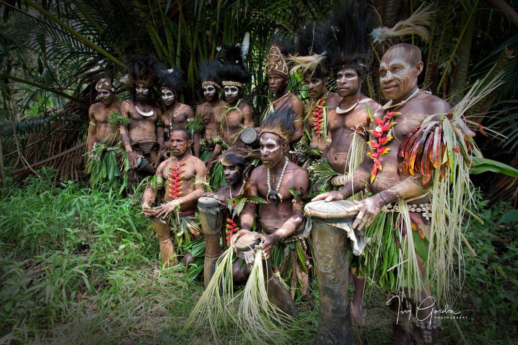 Öyle bir gelenekleri var ki! Papua Yeni Gine Kabilesi ölülerin vücudunda delikler açıp yağını çıkarıyor daha sonra da... 10