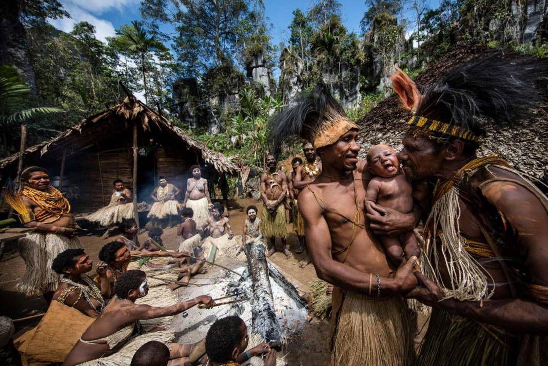 Öyle bir gelenekleri var ki! Papua Yeni Gine Kabilesi ölülerin vücudunda delikler açıp yağını çıkarıyor daha sonra da... 3