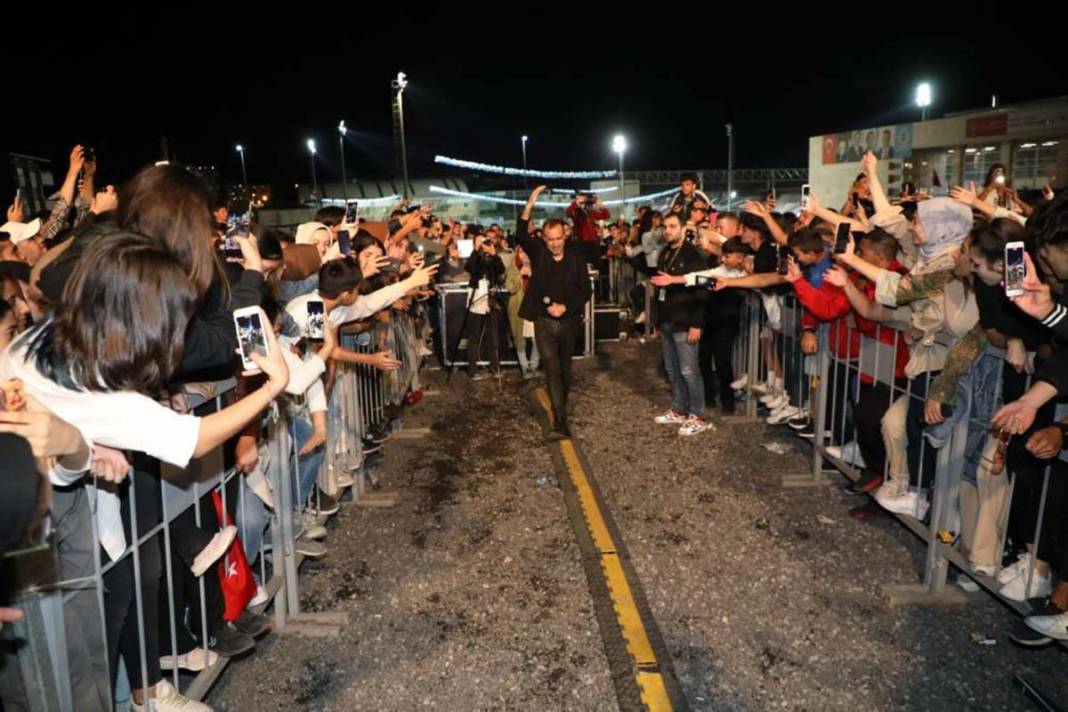 Haluk Levent konserindeki tüm güvenlik görevlilerini gönderip bakın ne yaptı! Yine gönülleri fethettii! 3